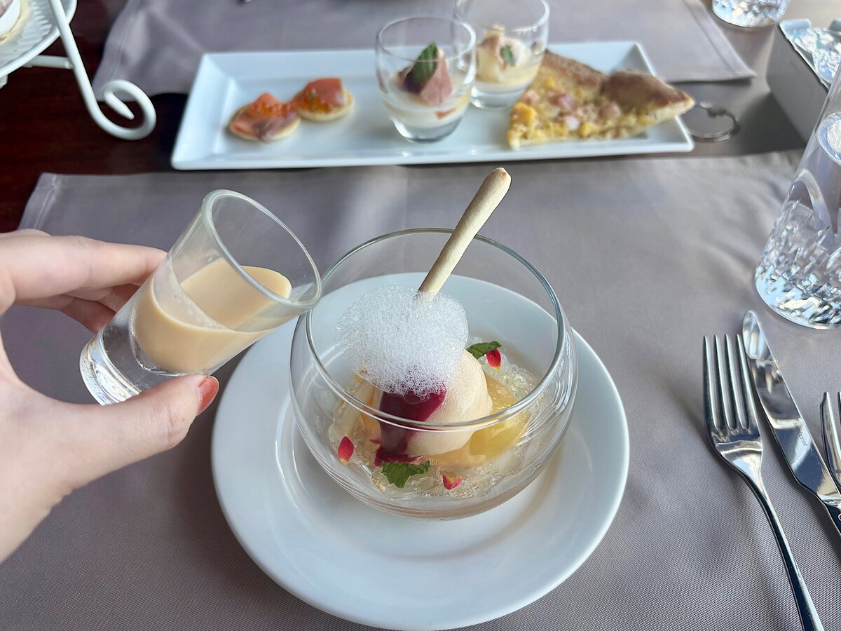 ソースをかけていただく、桃のコンポート＆シャーベットのスイーツ。ひんやりした桃のおいしさがたまりません！