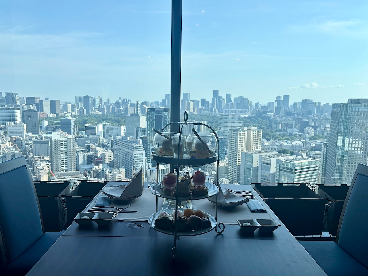 大きな窓からは、最上階ならではの絶景が！ 景色を楽しめるからこそ、友人との会話も弾みます