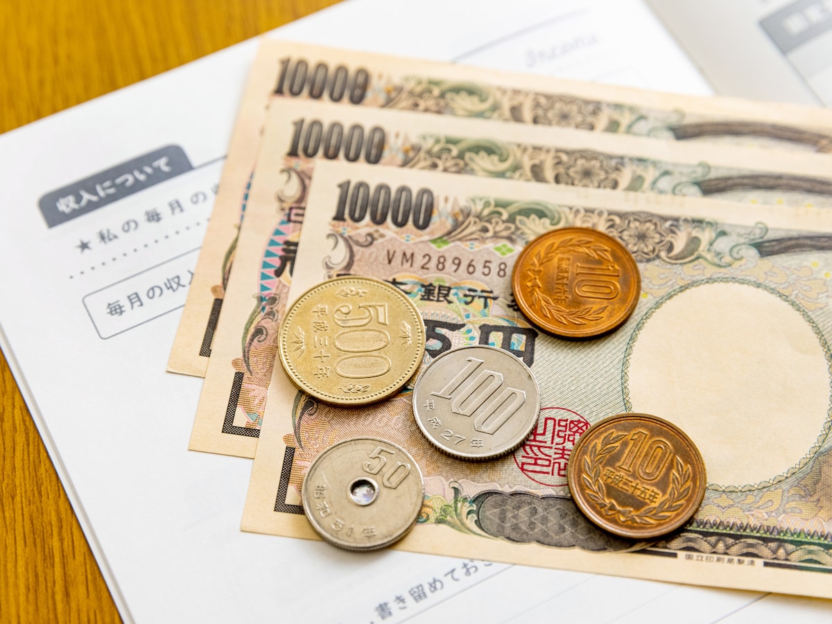 毎月当たり前のように支払っている保険料。もしかしたら、その保険、あなたの家計をじわじわと蝕む“お荷物”になっているかも。※画像出典：PIXTA