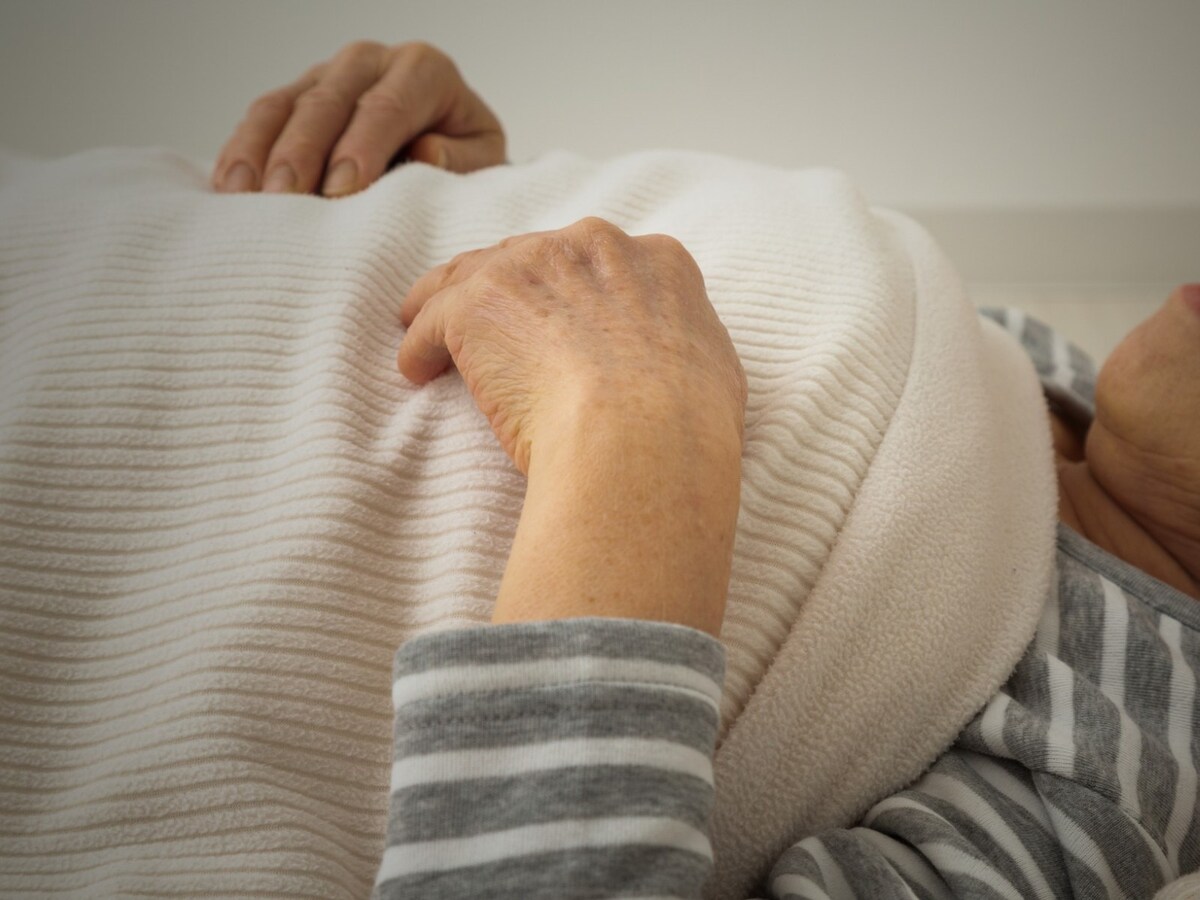 孤独死に備え死後の葬儀を契約しても、身元が不明では無縁仏に……。 ※画像出典：PIXTA