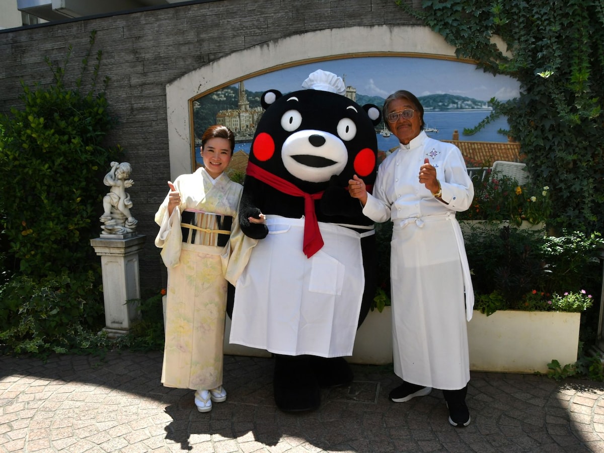 中原さん、坂井シェフとおすましポーズ＝7月25日、東京都港区