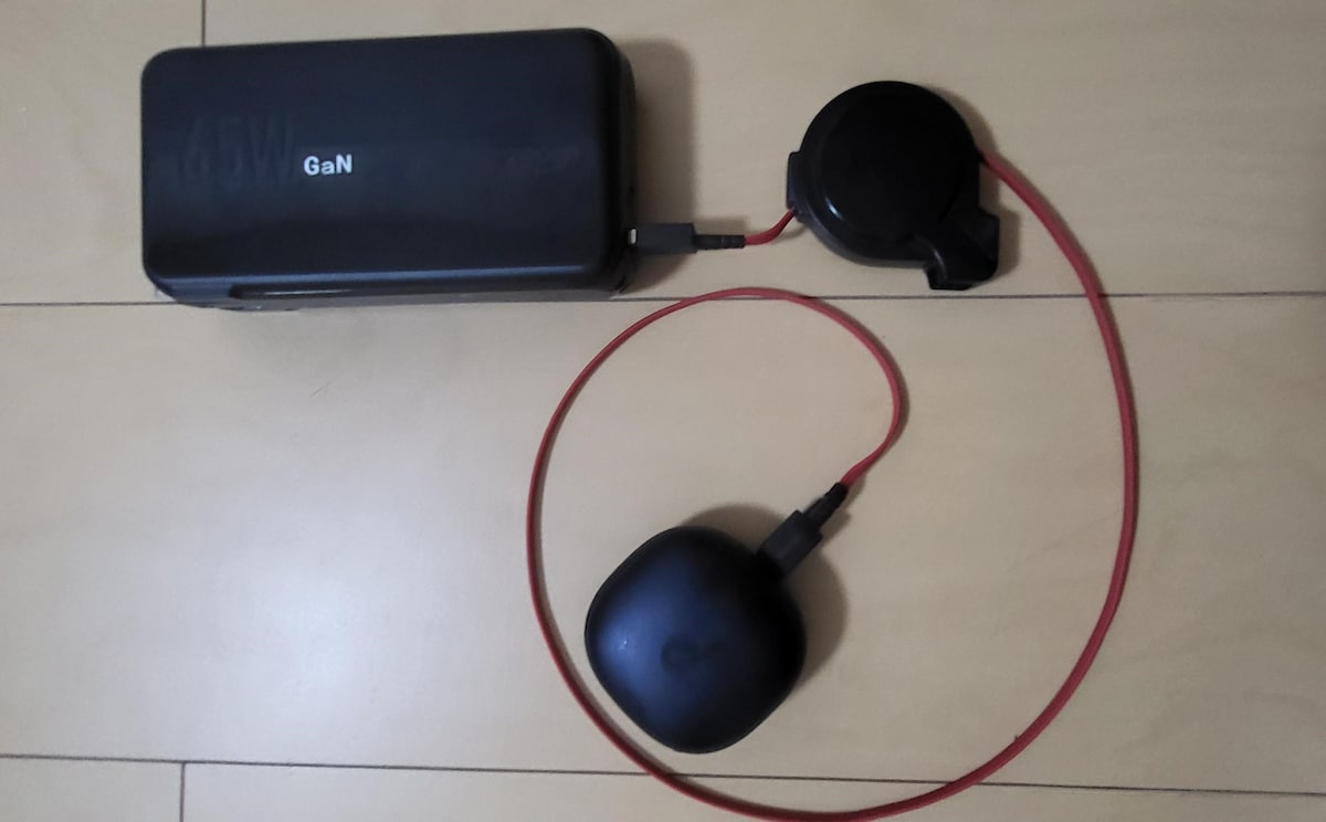 楽天の「巻き取り式USB充電ケーブル」は充電時にバランスを取りやすい