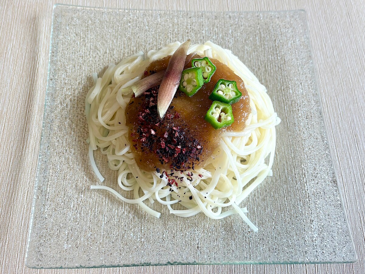 筆者はオクラとミョウガをトッピングしてみました！ 