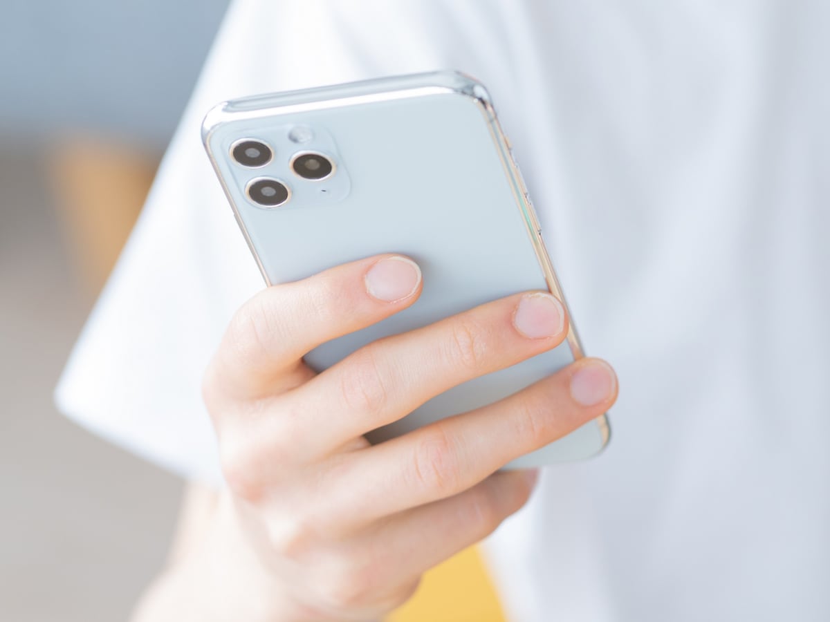 LINEをスルーされたらどうするべき？（画像：PIXTA）