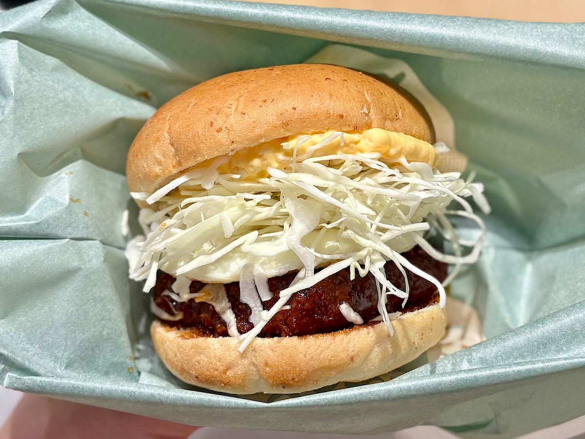 今年の月見はタマゴ尽くし！ 目玉焼き風オムレツとタマゴ感あふれるタルタルがたっぷりと入っています