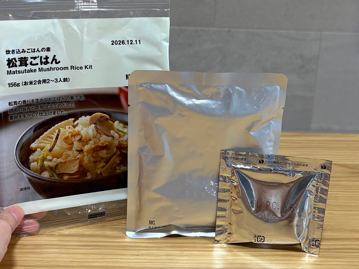 中には2合用のだしと具材が入っています。 一緒に炊飯して出来上がり！