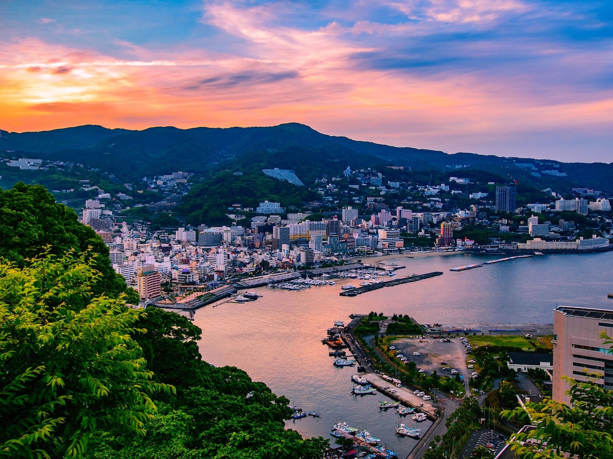 海と山に囲まれた熱海の温泉街 ©熱海市