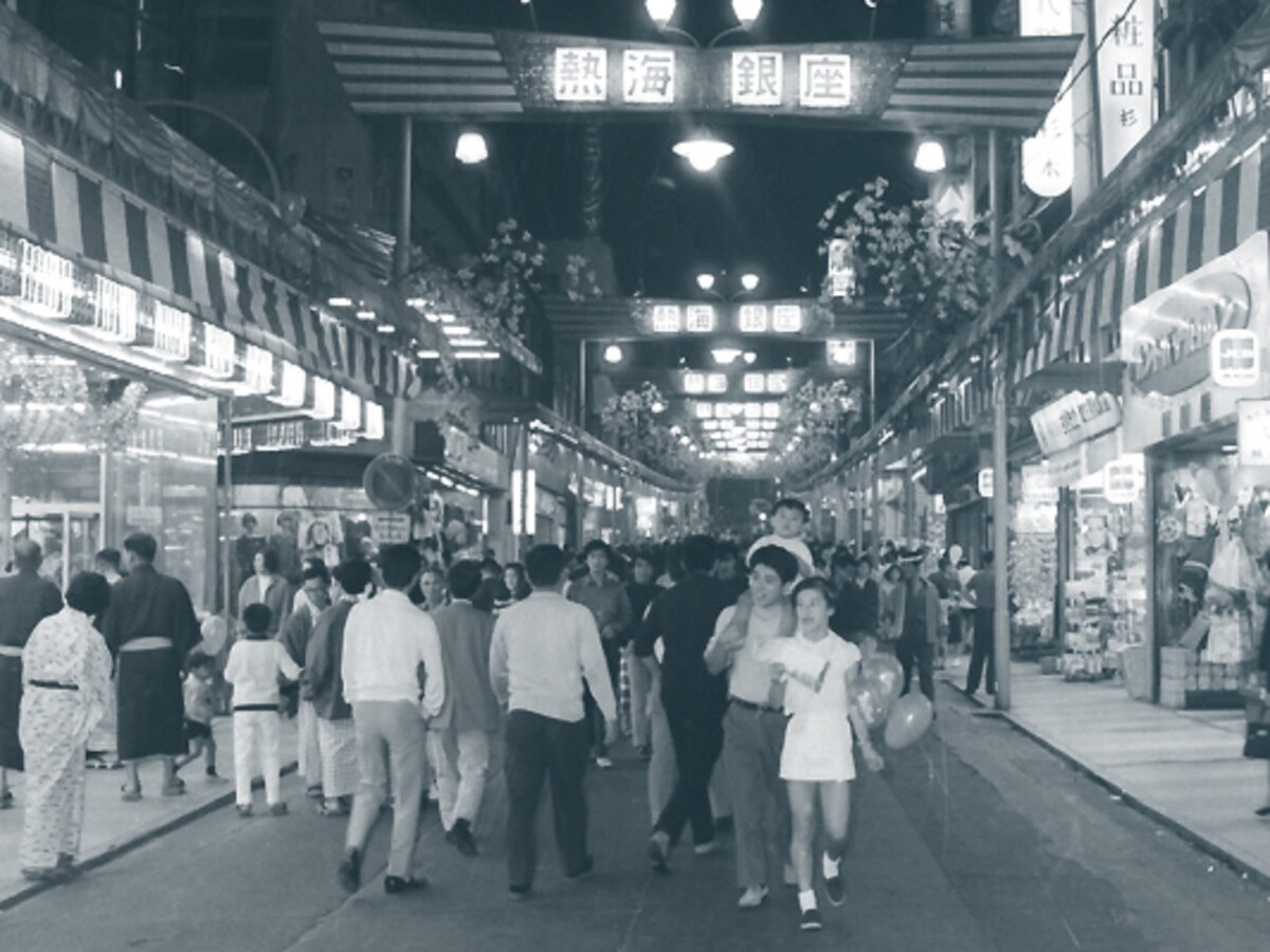 熱海観光全盛のころ。今と異なる熱海銀座の夜のにぎわいに驚かされる（画像：熱海市提供）