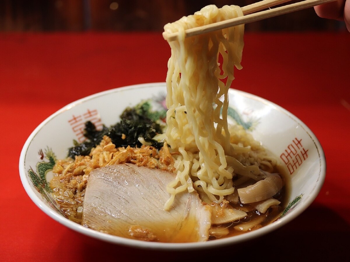 深夜来店する人の多くが注文する熱海飯店の「熱海復興夜鳴きらーめん」