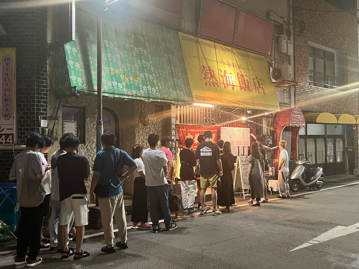 深夜でも行列が絶えない人気の町中華「熱海飯店」