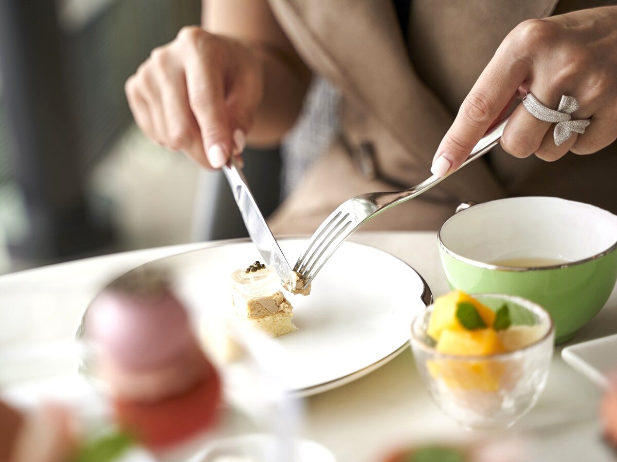 もしも食事中にカトラリーを落としてしまったら、どう対応するべき？ ※画像：PIXTA