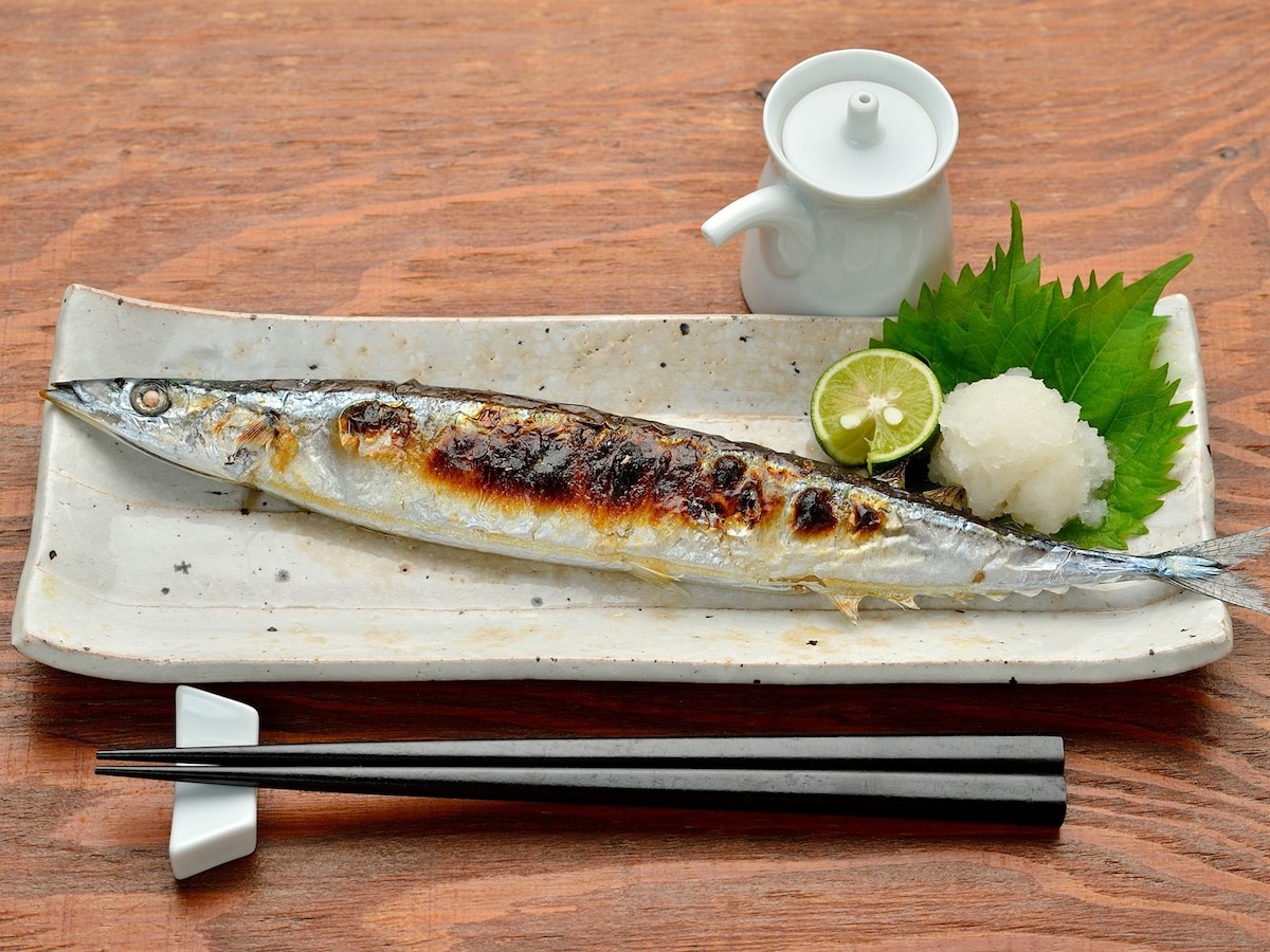 魚料理は慣れていないと、どう食べればいいか迷ってしまいがちです ※画像：PIXTA