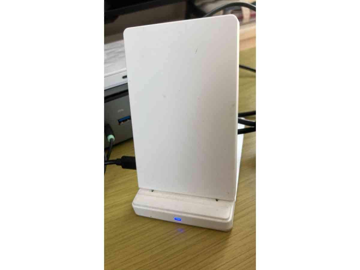 オウルテックの「Quick Charge 2.0対応 ワイヤレス充電器スタンド」