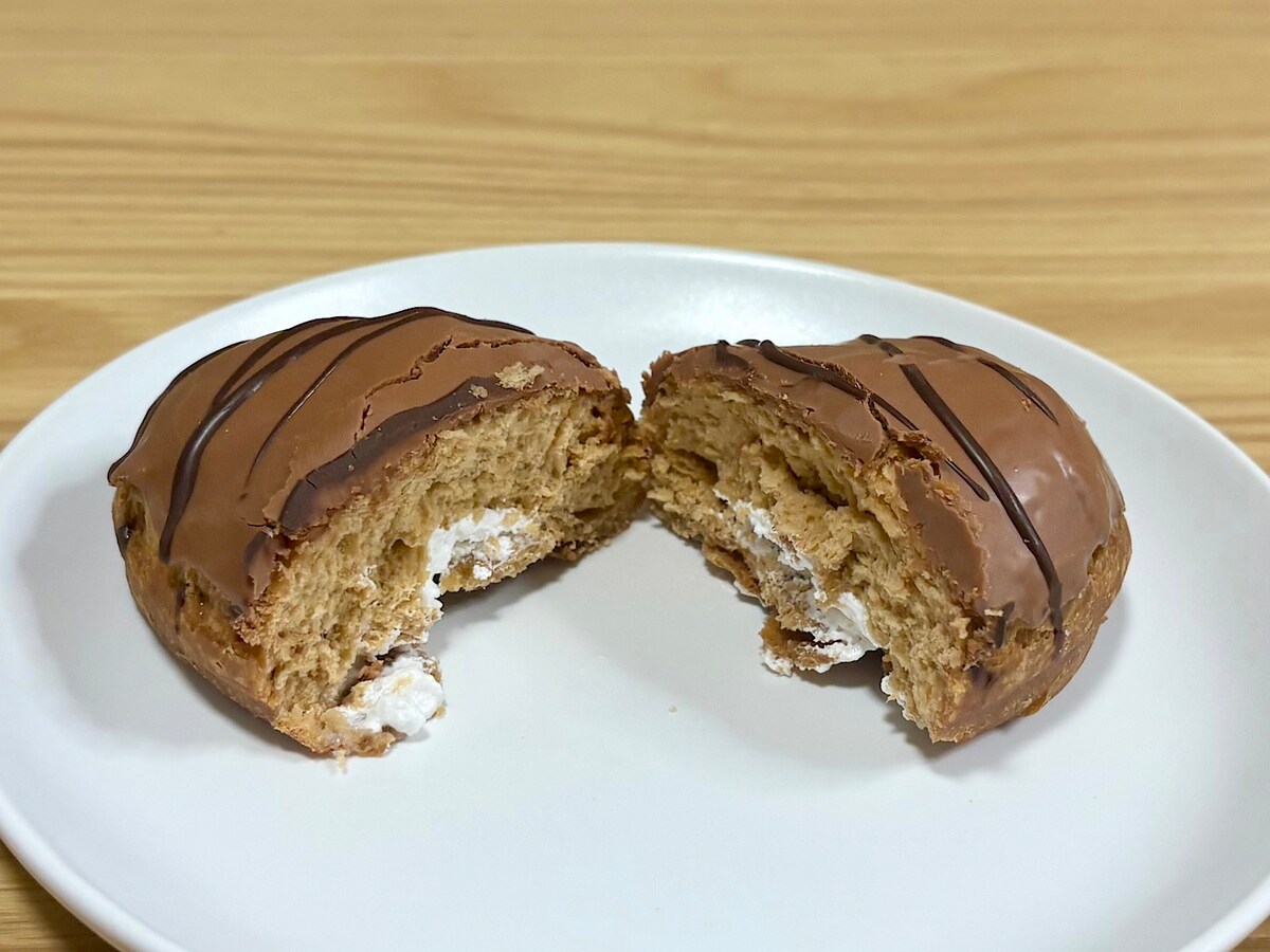 表面のマロン風味チョコレートと、エンゼルクリームのなめらかな甘みが相性抜群！