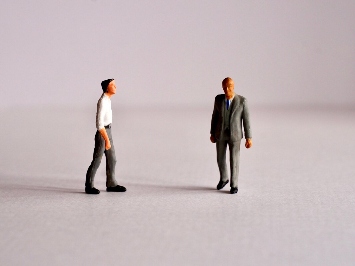 入社3日目で辞めた23歳と定年3年前に辞めた57歳。2人の退職理由は同じだった ※画像：PIXTA