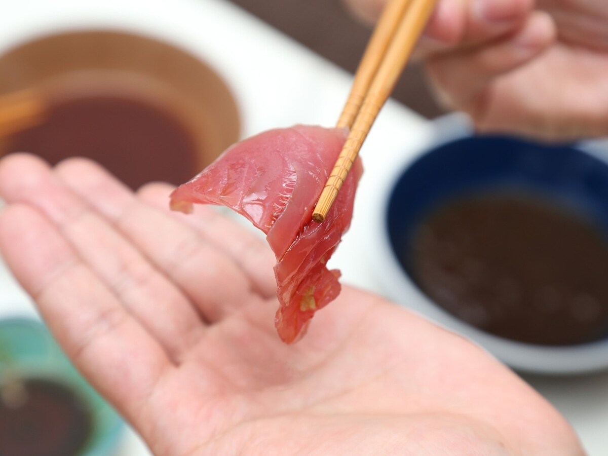 上品で丁寧なしぐさに見えると、誤解しがちな「手皿」 ※画像：PIXTA