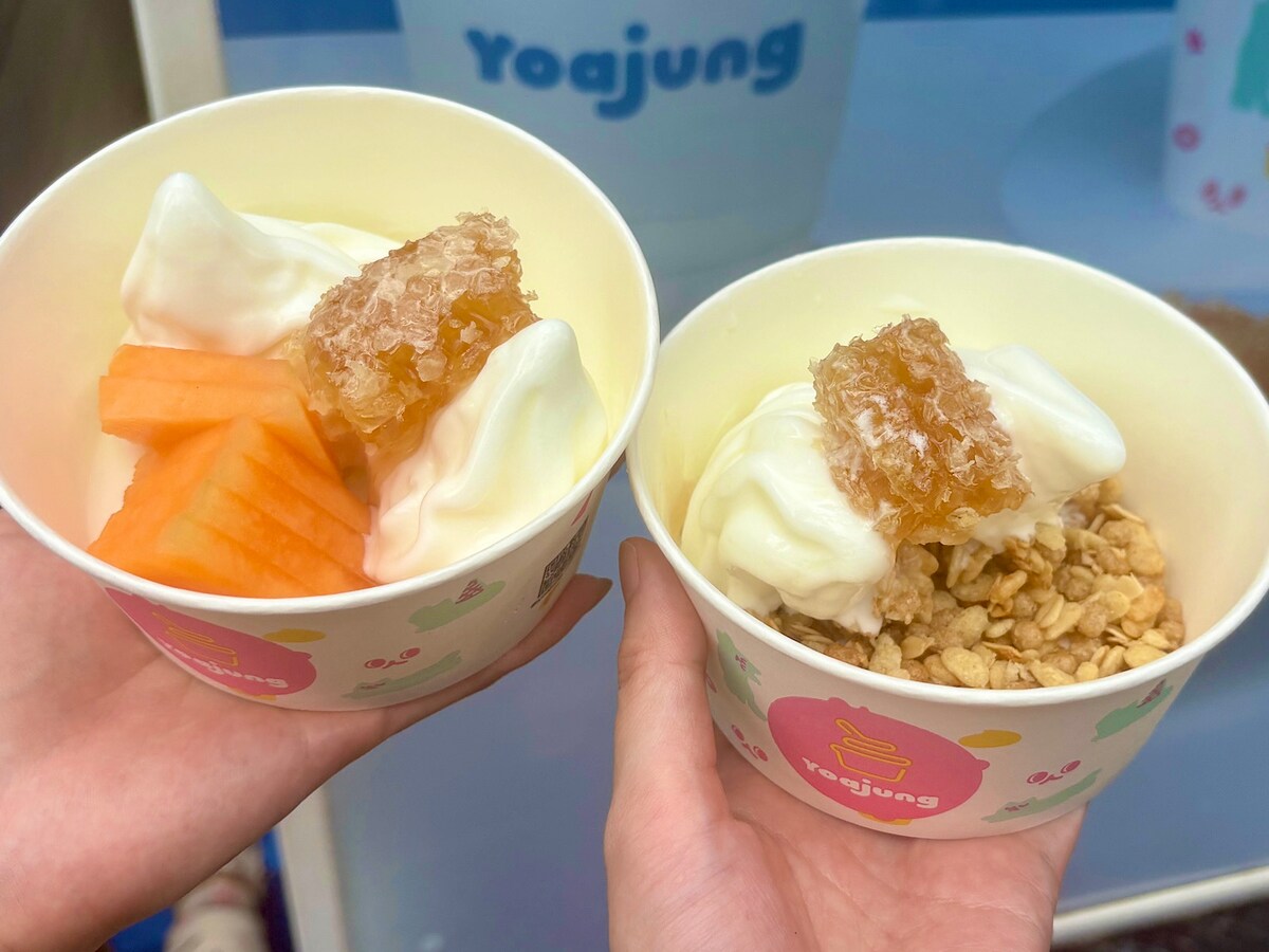 左：ヨーグルトアイス メロン＋ハニカムはちみつトッピング 1450円（税込） ／ 右：ヨアジョンシグネチャーコンボ  1150円（税込）