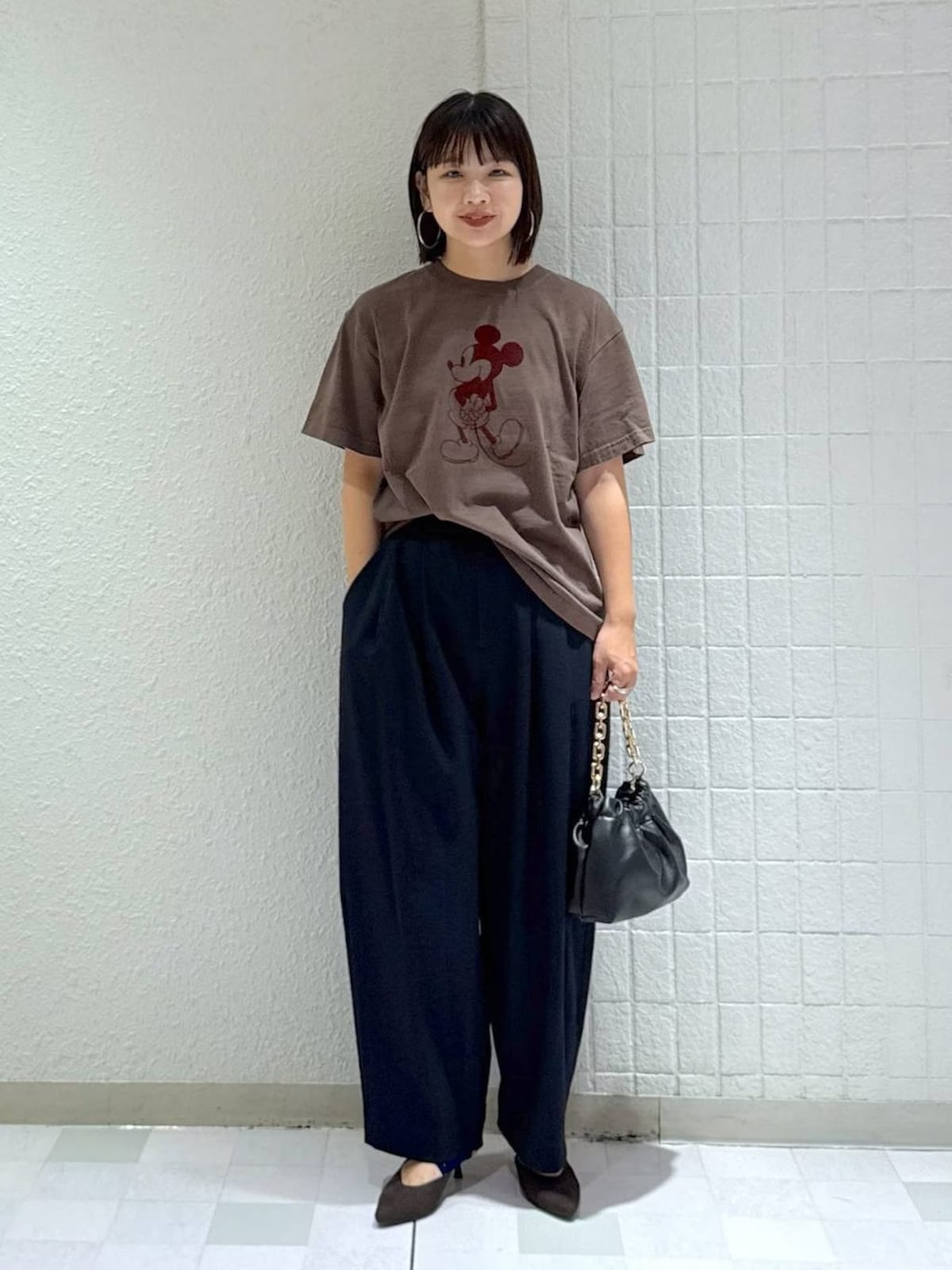 ブラウンなら半袖Tシャツでも秋らしい雰囲気に　出典：WEAR