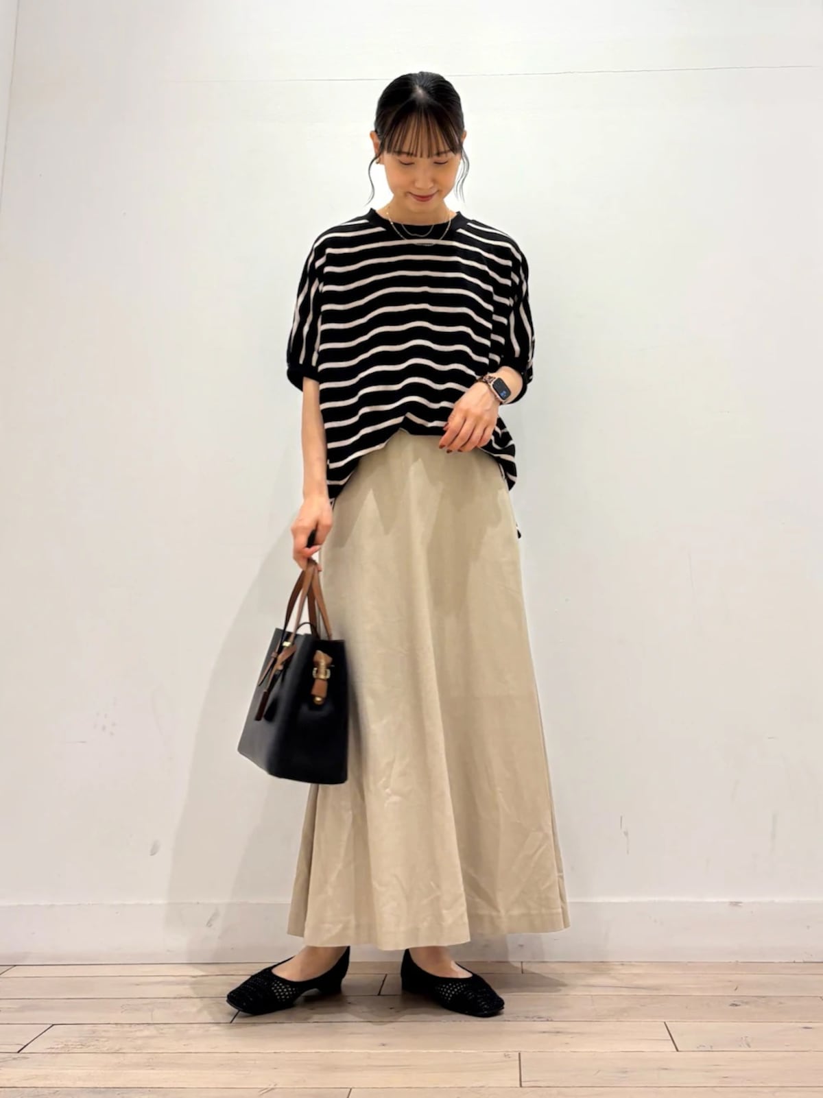 ベージュのロングスカートも黒を合わせて秋っぽく　出典：WEAR