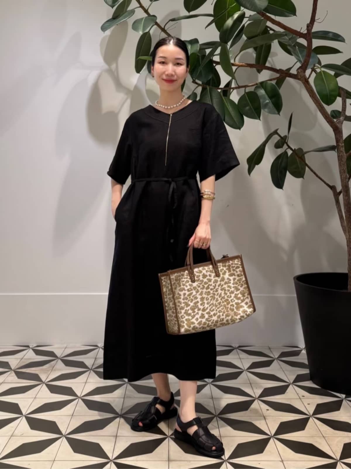 半袖のリネンワンピースは秋仕様にも着やすいアイテムです　出典：WEAR