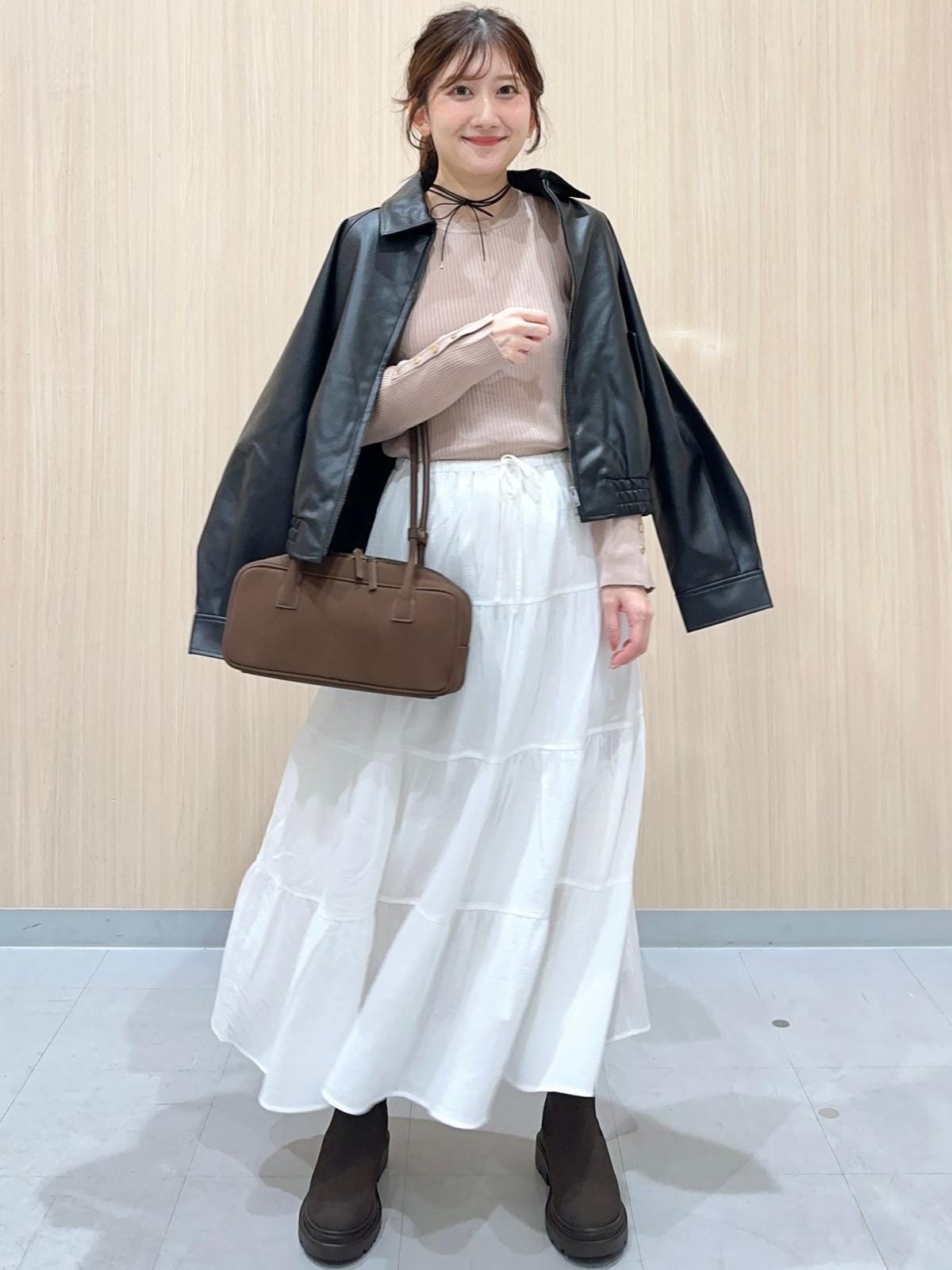 きれいめな着こなしに羽織ってミックスコーデにも使えます　出典：StyleHint​​​​​​​