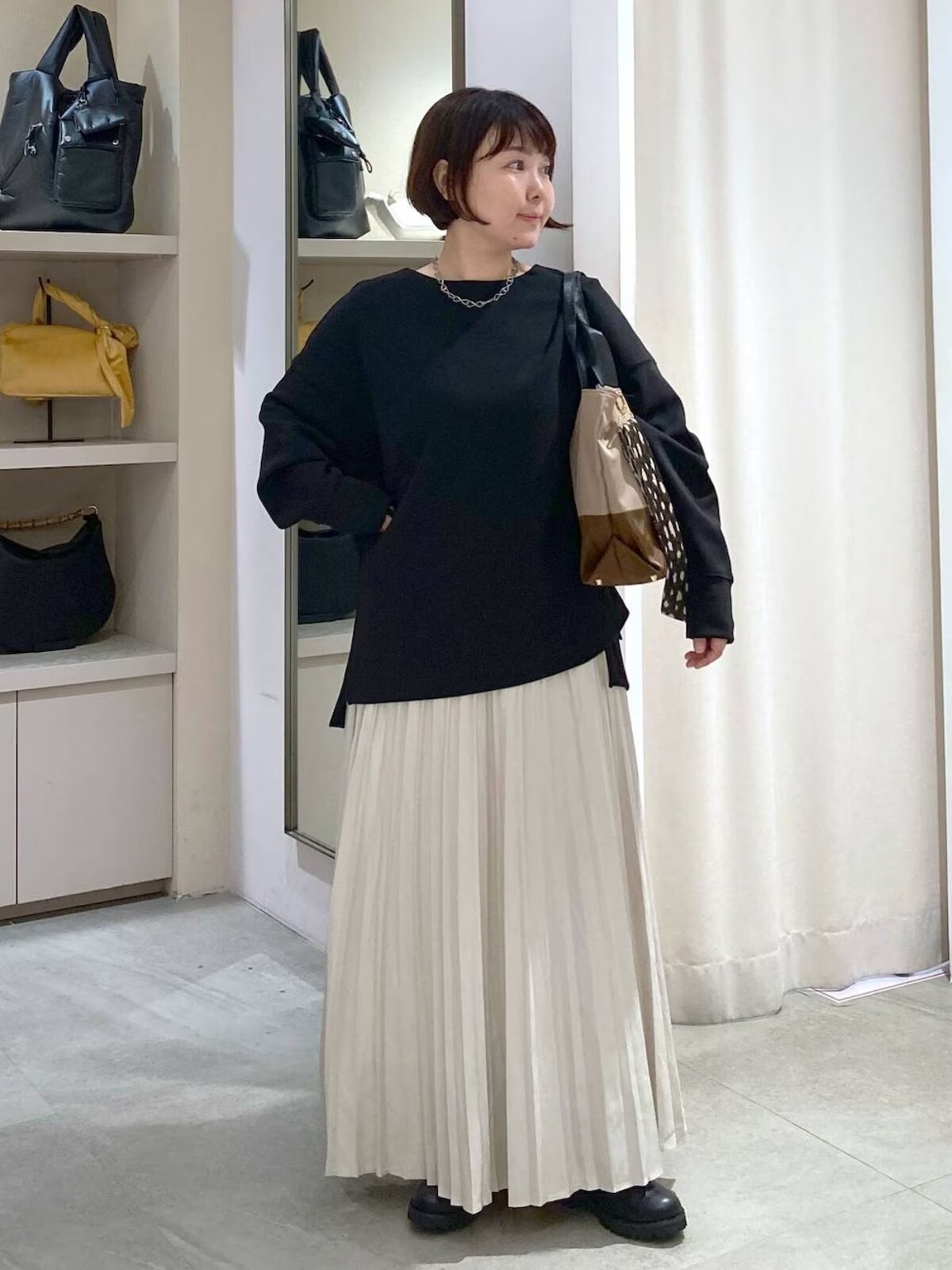 【OKコーデ】トップスが重めなら、ボトムスは軽やかにまとめて　出典：WEAR