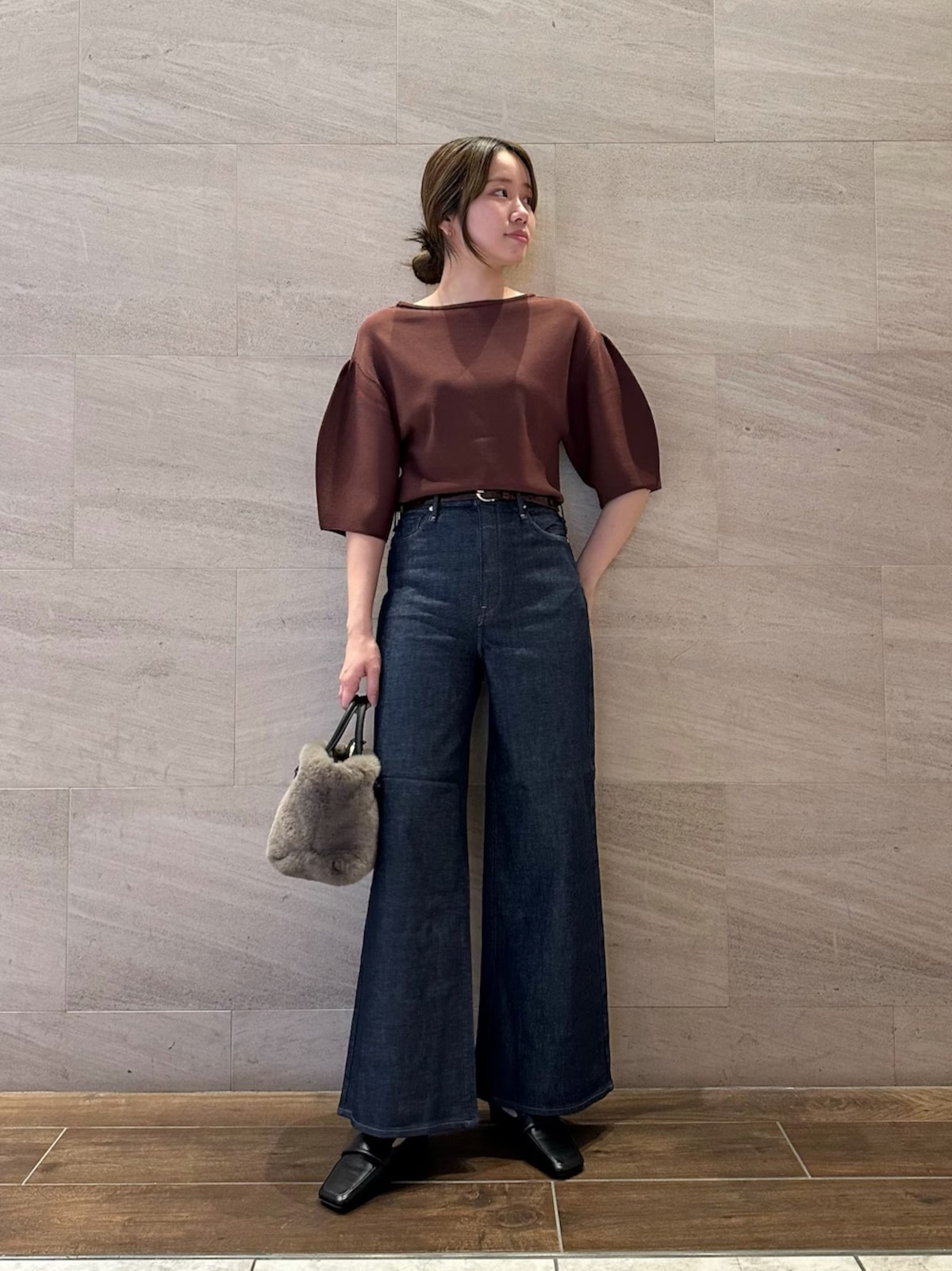 膝下が広がるフレアシルエットは脚長効果も期待できます　出典：WEAR