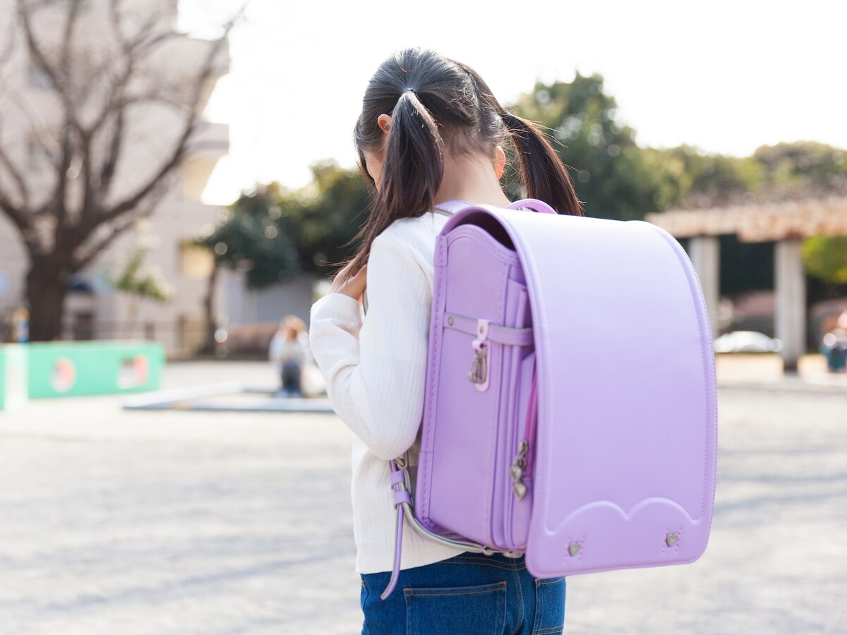 子どものころは「寂しい」と言えなかった（画像：PIXTA）