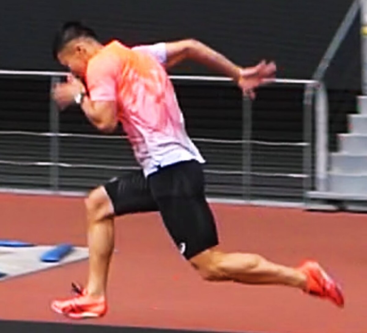 asicsの厚底シューズ「METASPEED SP2」を履いて走る桐生選手※画像:桐生選手Instagram