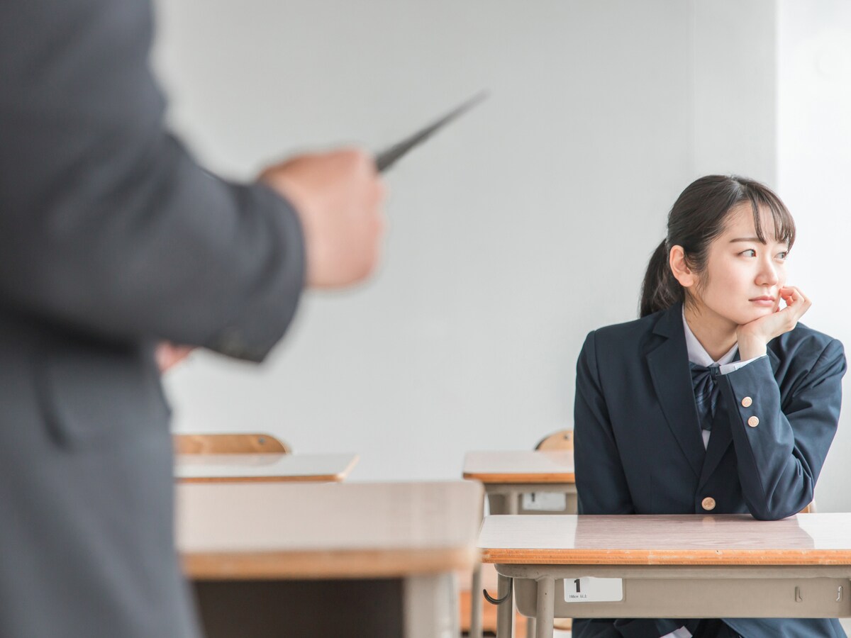 「できる子」が周りから浮いてしまう「落ちこぼれ」とは逆の「浮きこぼれ」問題。一斉授業は、優秀な子の可能性を奪っている？※画像出典：PIXTA