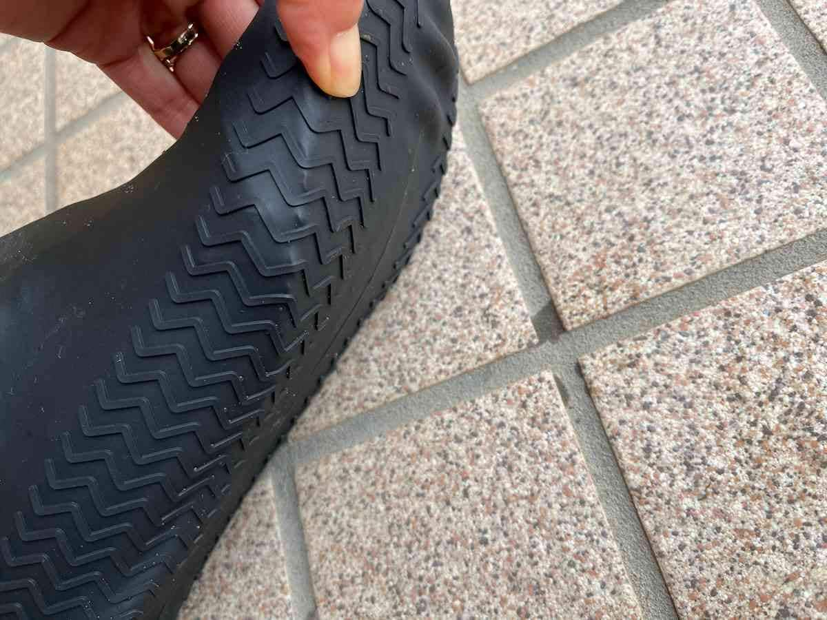 滑り止めのようなものはあるが、滑る