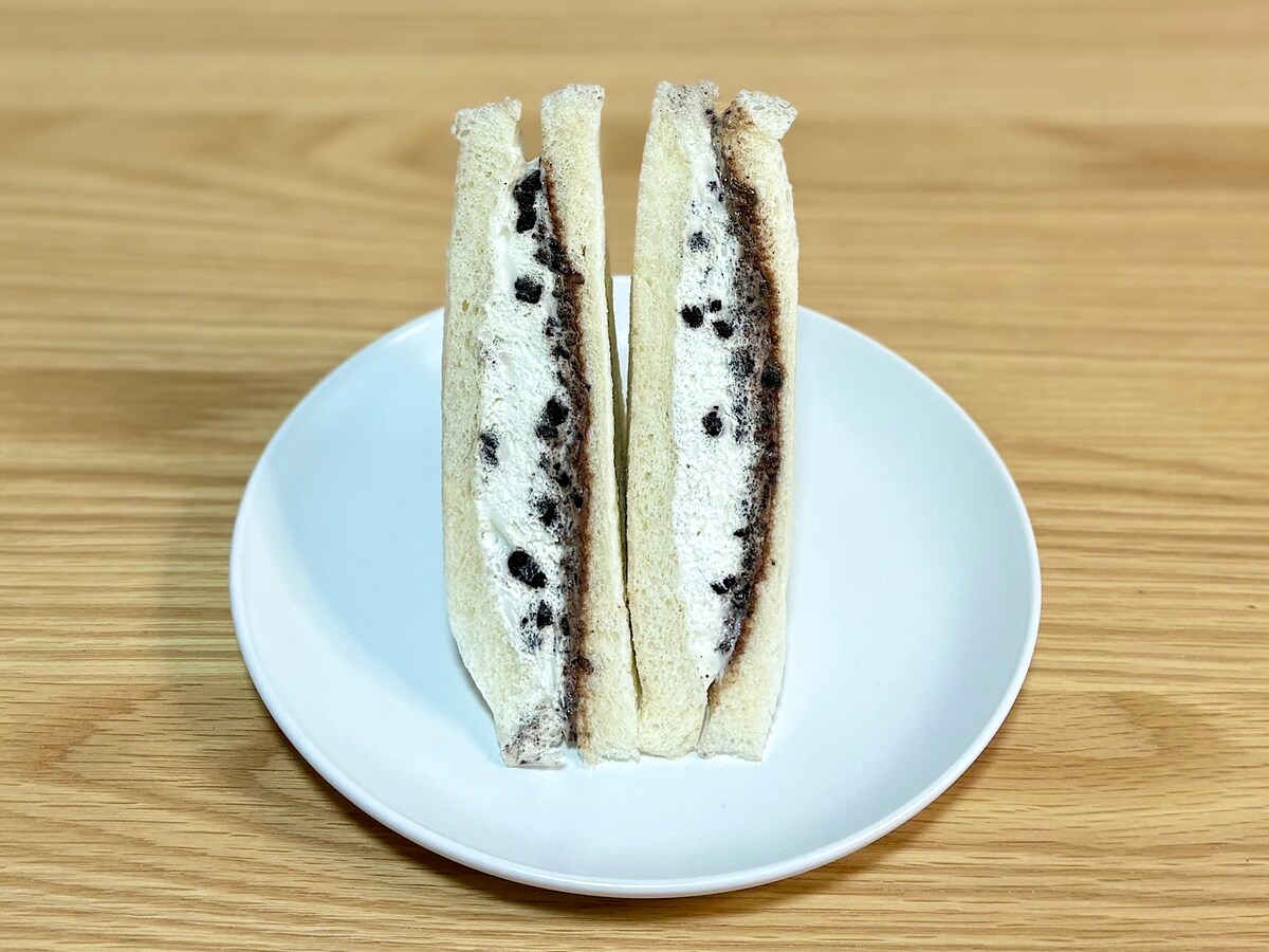クッキーの食感が楽しめるサンドって珍しい！ 甘みたっぷりのスイーツサンドです