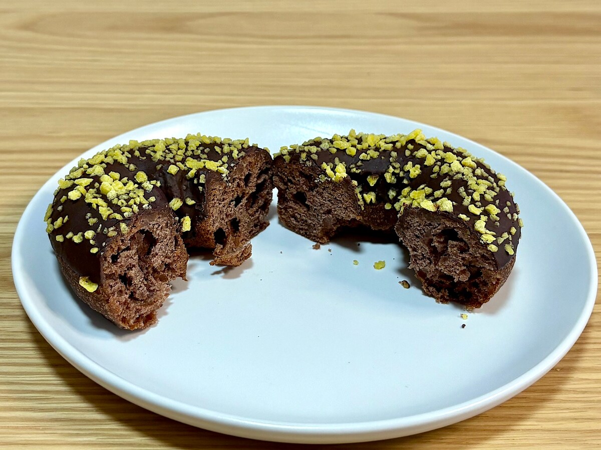 チョコの味わいが濃厚なしっとりケーキドーナツです。スヌーピーも食べているかも！？