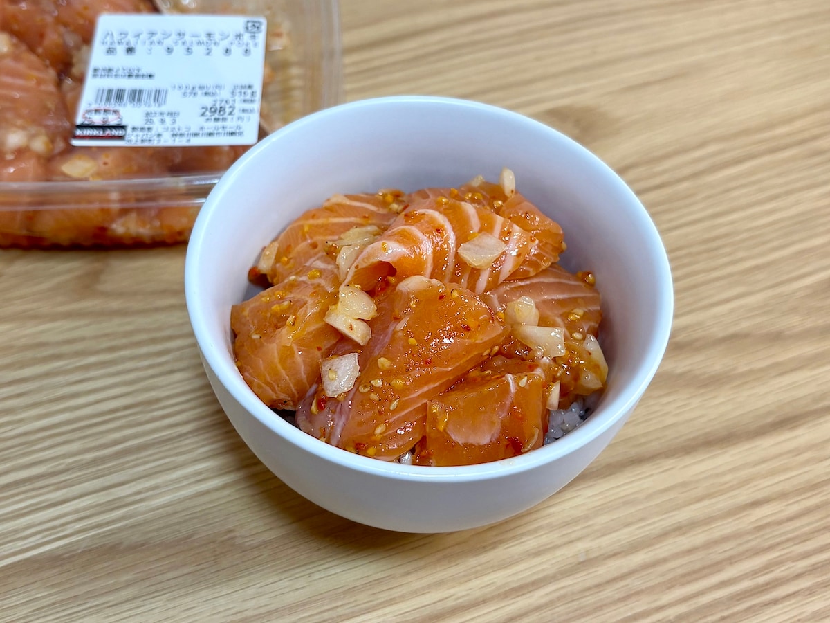 大きくカットされたサーモンがおいしすぎる！  ハワイのポキ丼をおうちで簡単に楽しめます