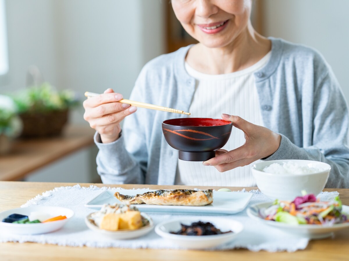 還暦後に一人を楽しむ人、恋したい人、何が違うのか（画像：PIXTA）