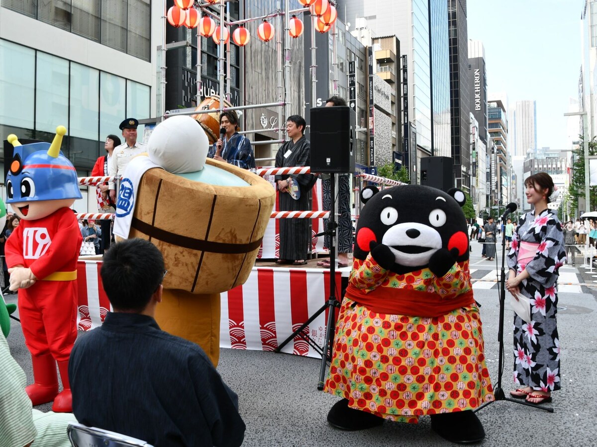 おともだちと一緒で楽しそう＝8月2日、東京都中央区