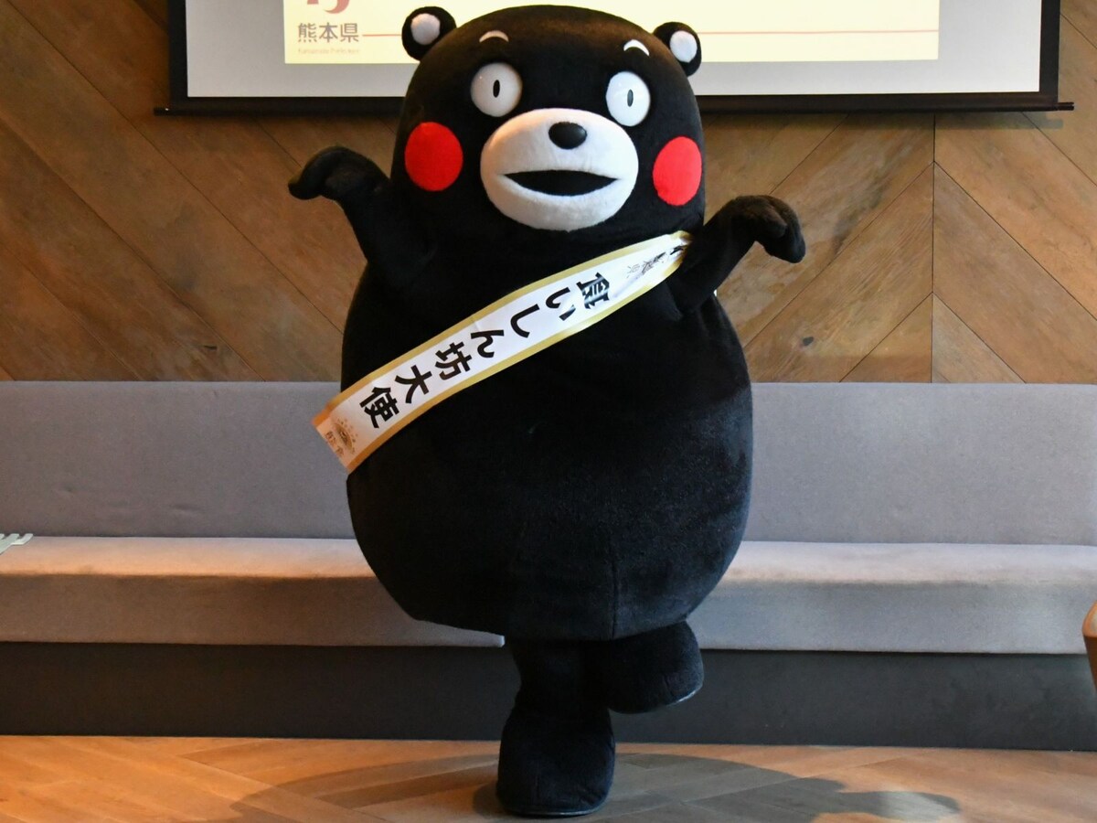 ウキウキを隠しきれないくまモン＝8月26日、東京都品川区