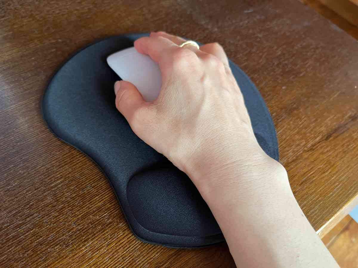 キャンドゥの「抗菌 低反発リストレスト付きマウスパッド」は手首を支えてくれる設計
