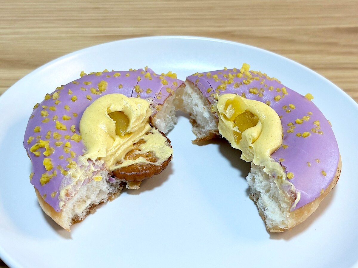 ドーナツの中にはビスケットが！ スイートポテトタルト風の味わいを楽しめるドーナツです