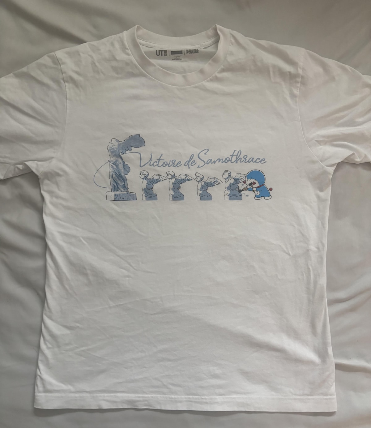 ユニクロの「ドラえもん＆ルーヴル美術館／UTコレクション< サモトラケのニケ >」は気軽に着やすい