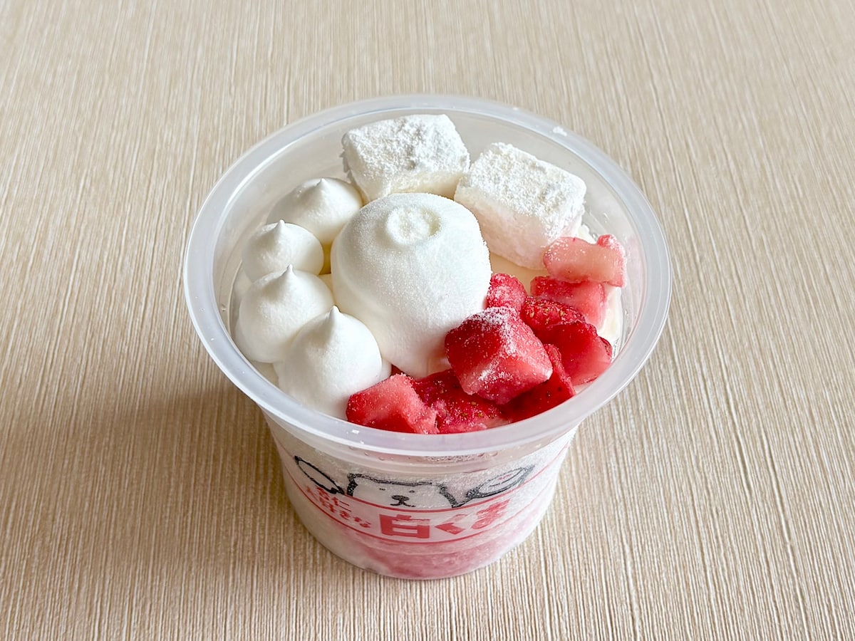 杏仁アイスに、いちごとわらび餅がトッピング。ぜいたくな味わいに癒されます！ 