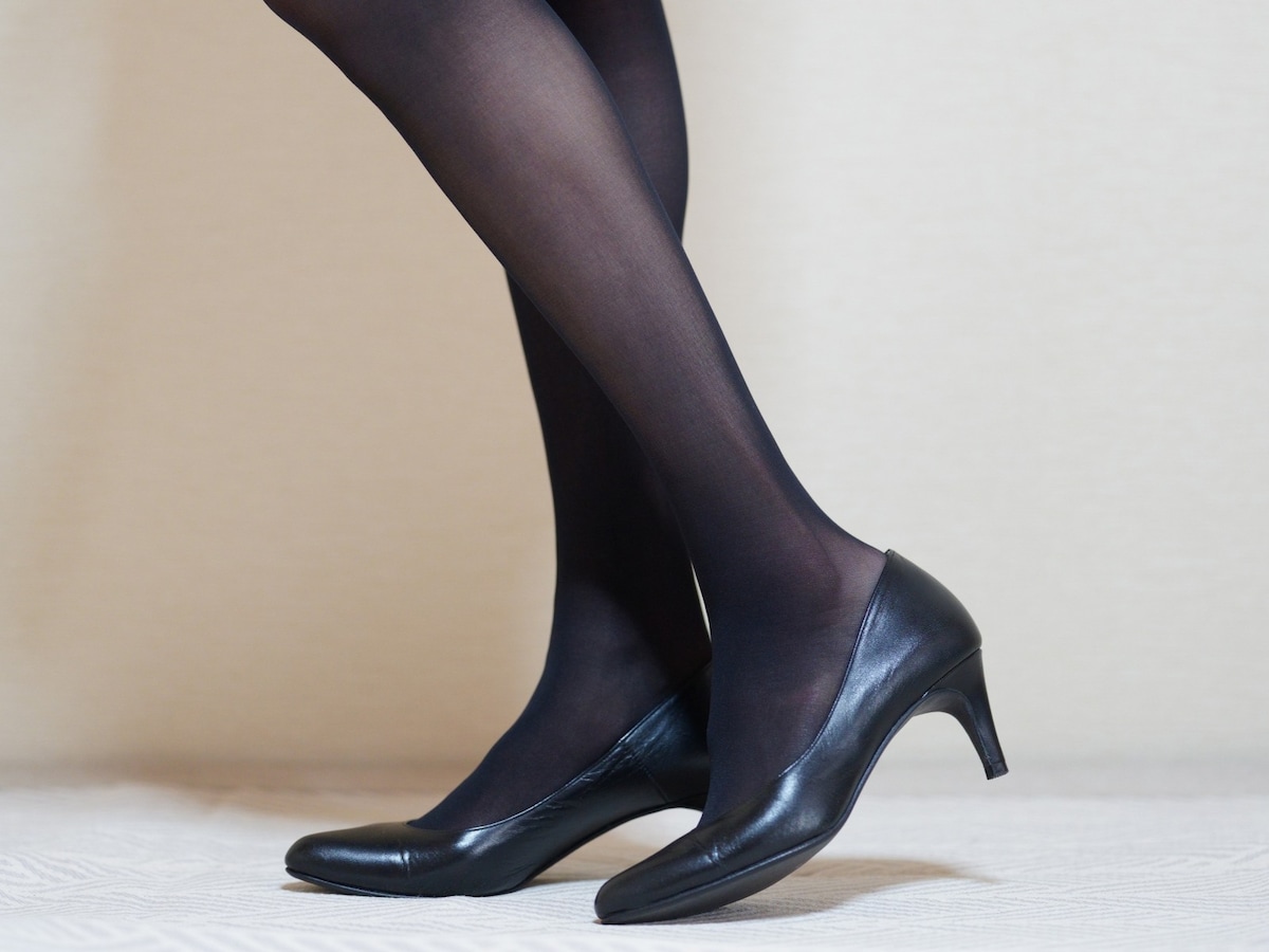 黒のストッキングは絶対に履くべき？ ※画像出典：PIXTA