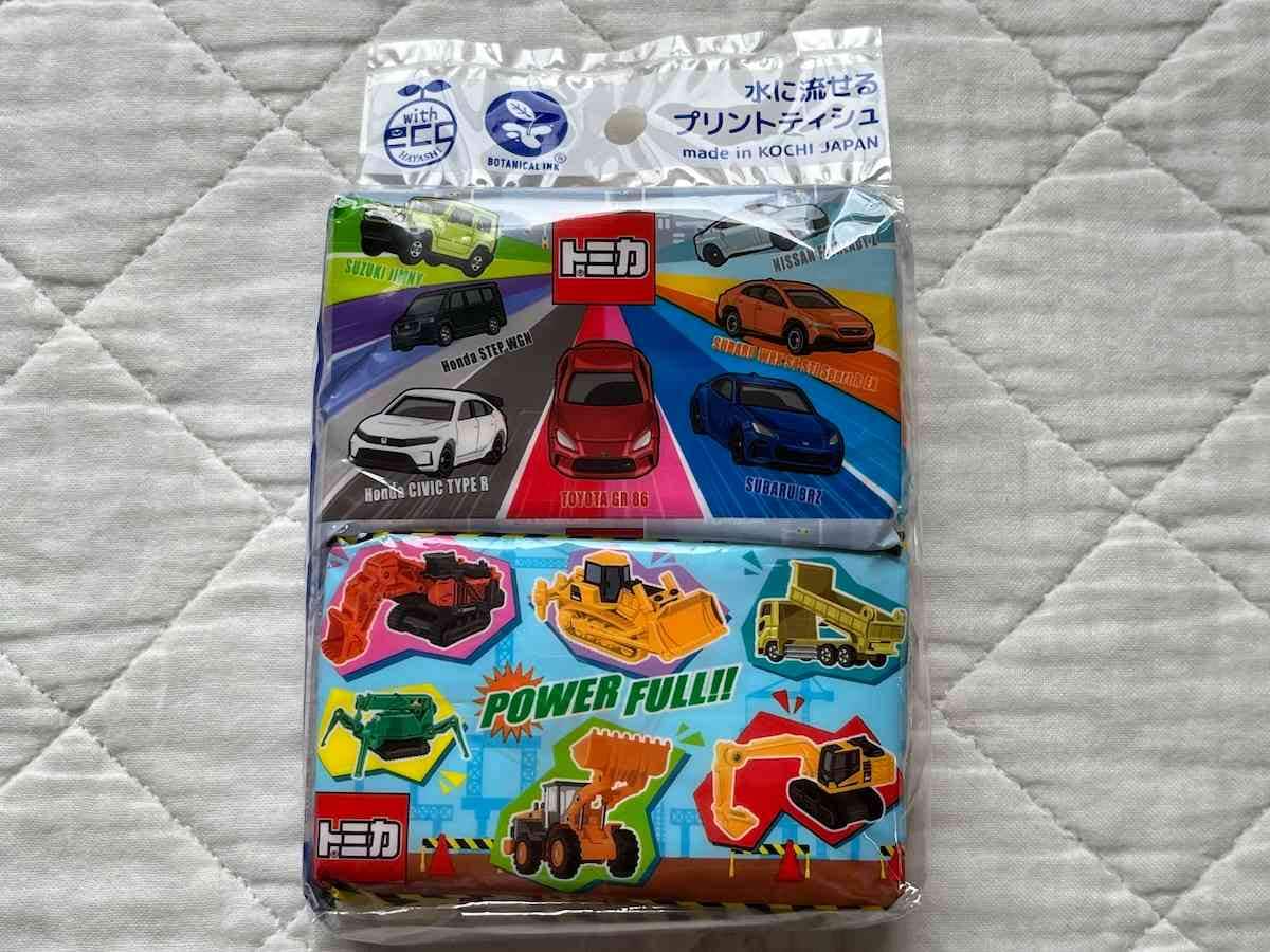 キャンドゥの「水に流せるプリントティシュ トミカミニ4P」