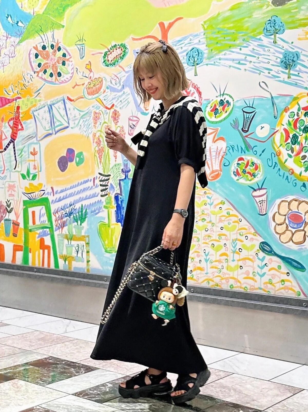 黒のパフスリーブワンピースのポイントにも　出典：WEAR