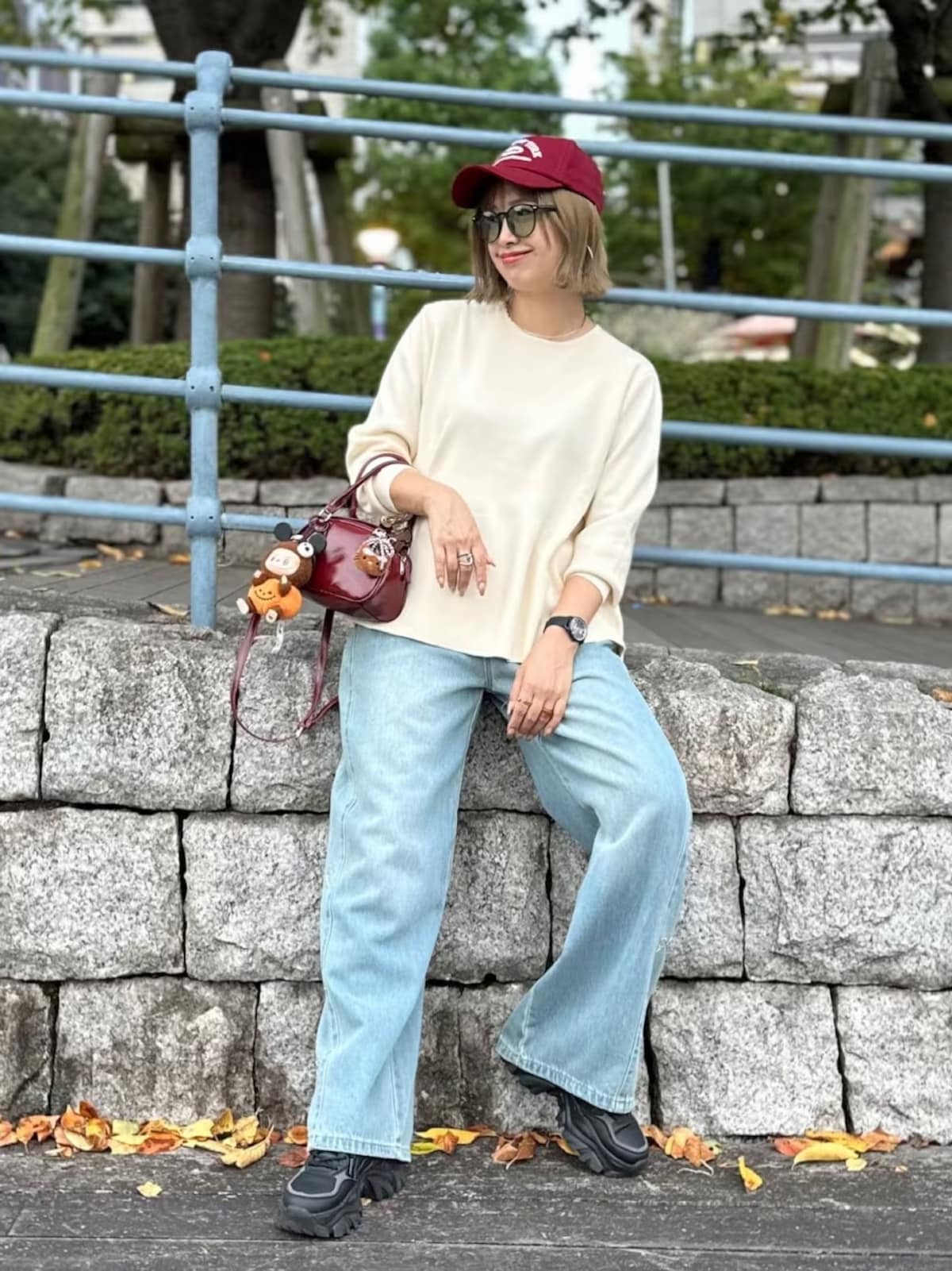 カジュアルなデニムコーデにラブブのチャームをプラス　出典：WEAR