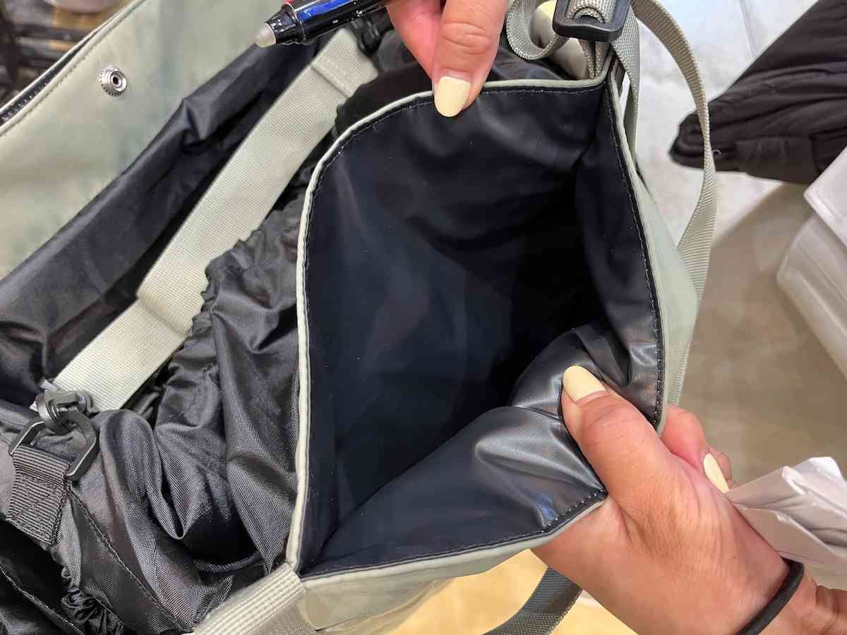 濡れたものを入れても大丈夫なポケット