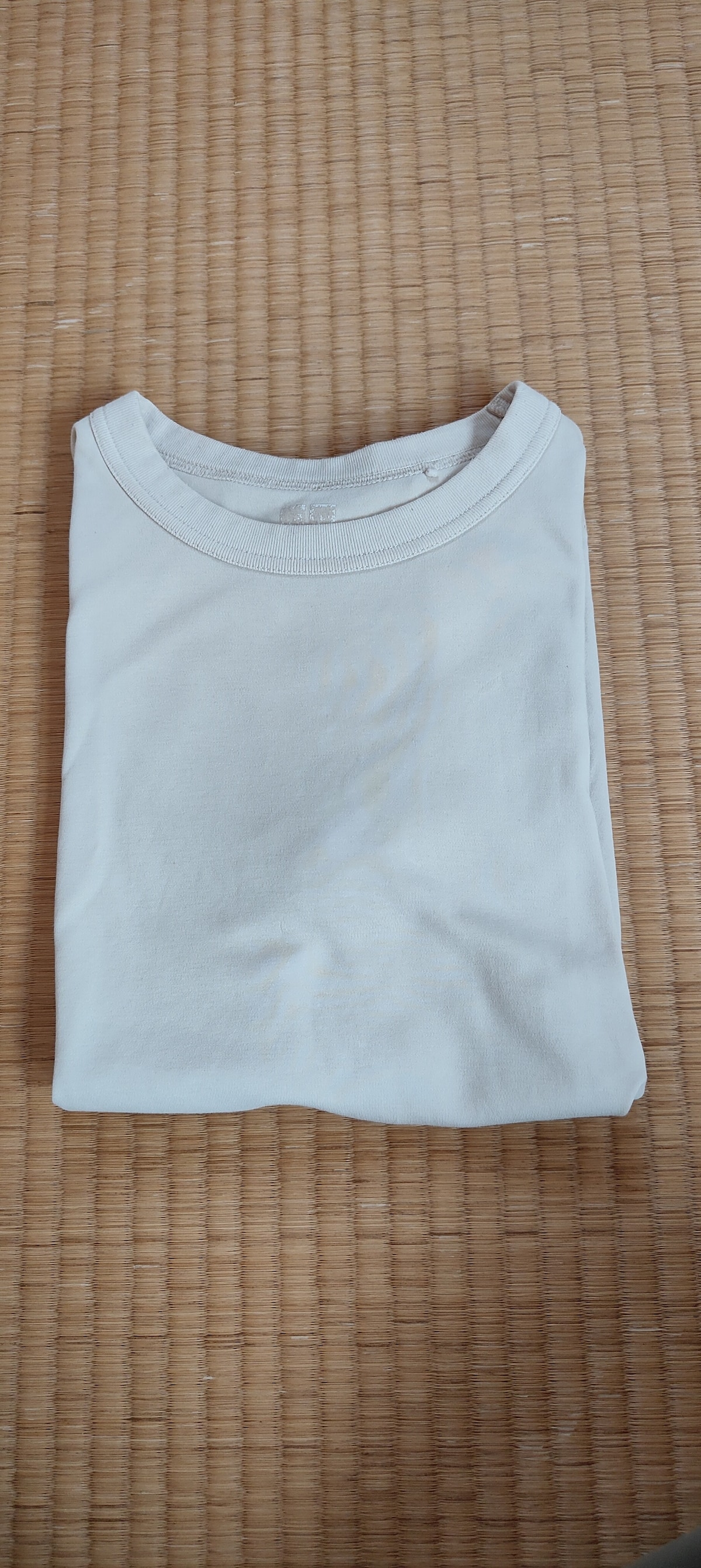 ユニクロのTシャツ「クルーネックT」は春夏秋冬の大活躍