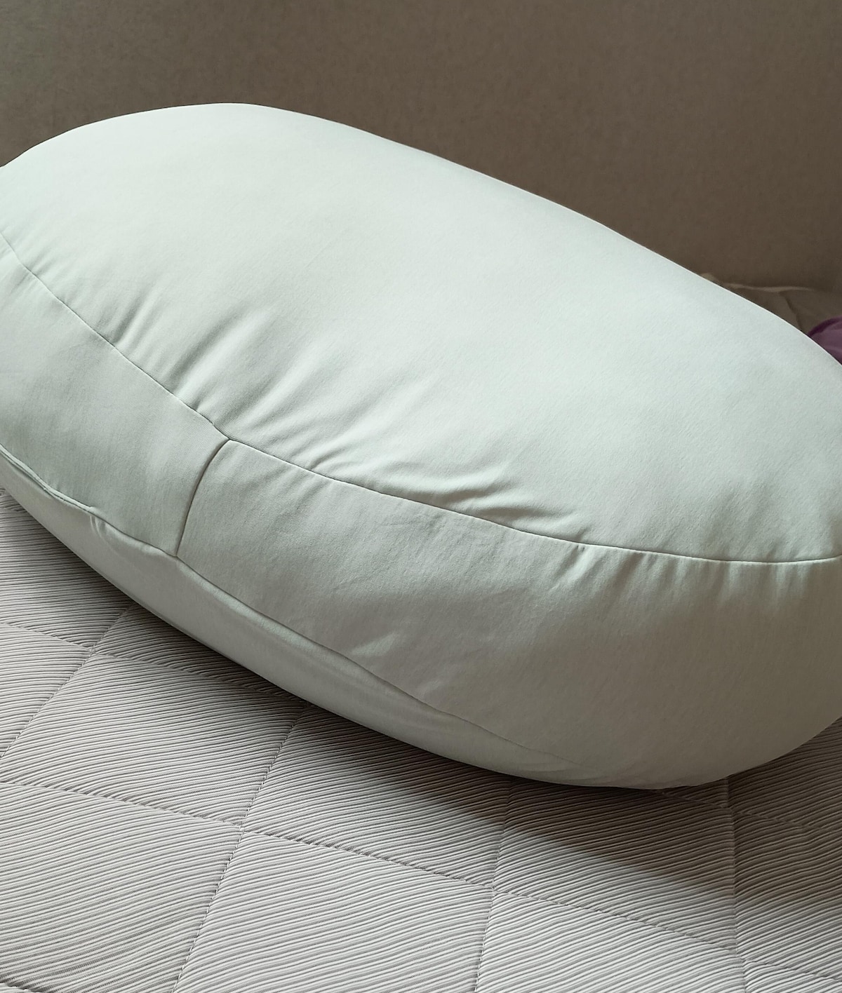無印良品「背当てにもなるひんやりマルチクッション」は抱き枕に最適なサイズ