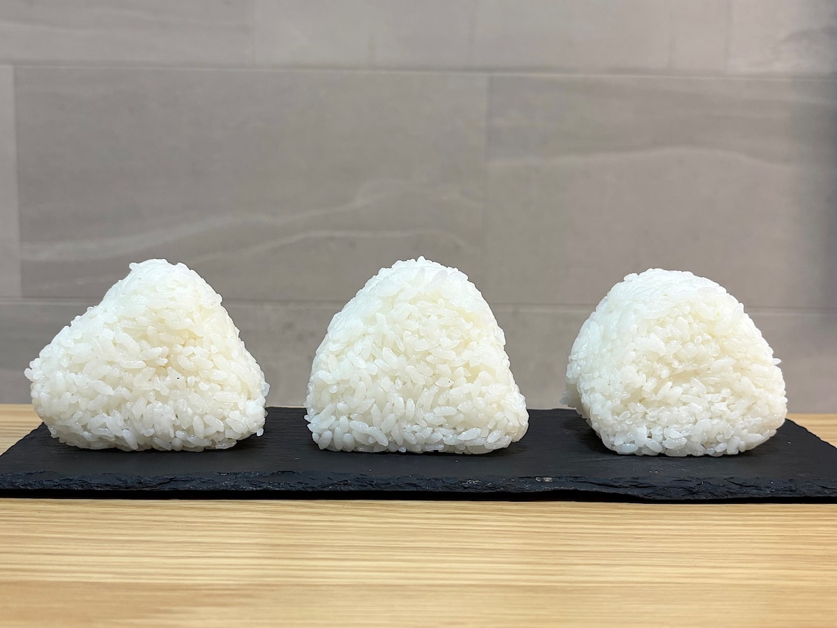 左から、「セブン-イレブン」「ローソン」「ファミリーマート」の塩むすび。食べ比べてみるのも楽しい！