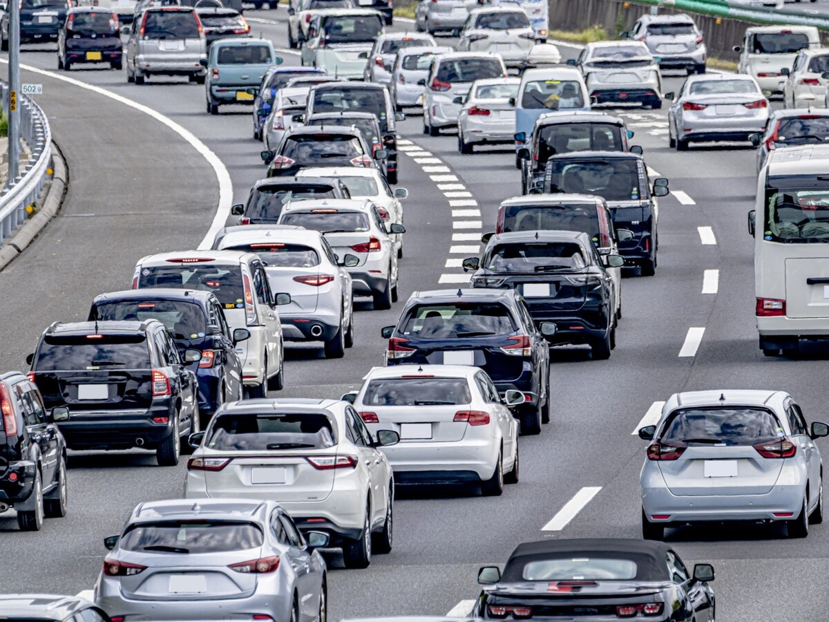 高速道路で渋滞中、頻繁な車線変更に効果はある？ ※画像：PIXTA